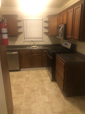 Building Photo - 625 Hoover Dr