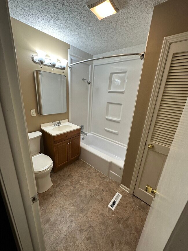 Building Photo - 6517 NW Hilldale Dr
