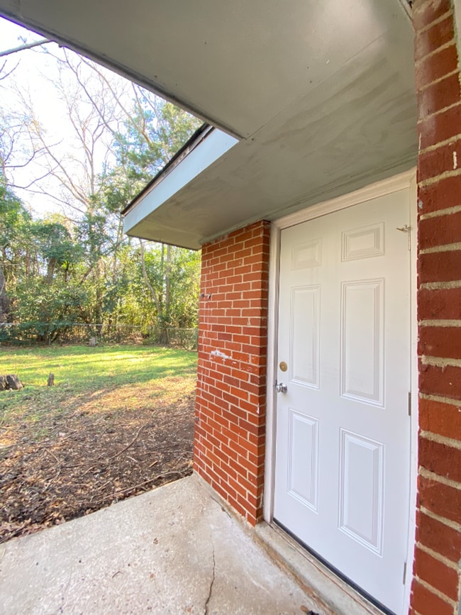 Building Photo - Updated Duplex Available June!