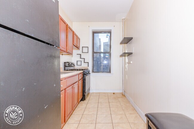 Building Photo - 18 E 21st St