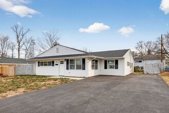 Building Photo - 40 Montrose Dr