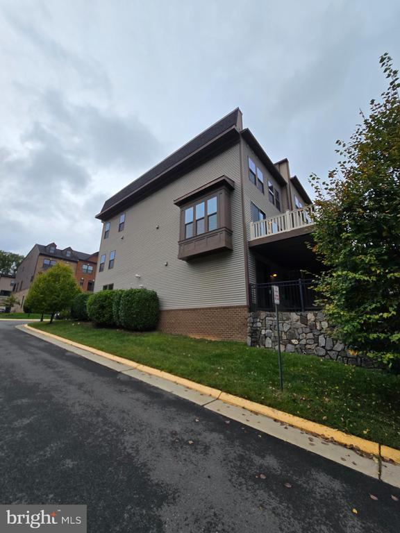 Building Photo - 3123 Sundrops Ct