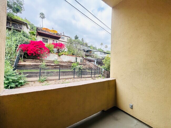 Foto del edificio - 2339 Hyperion Ave