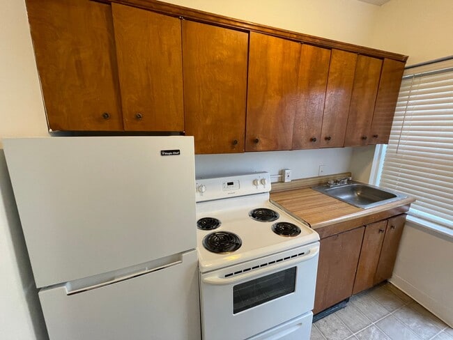 Building Photo - 1544 Independence Ave SE