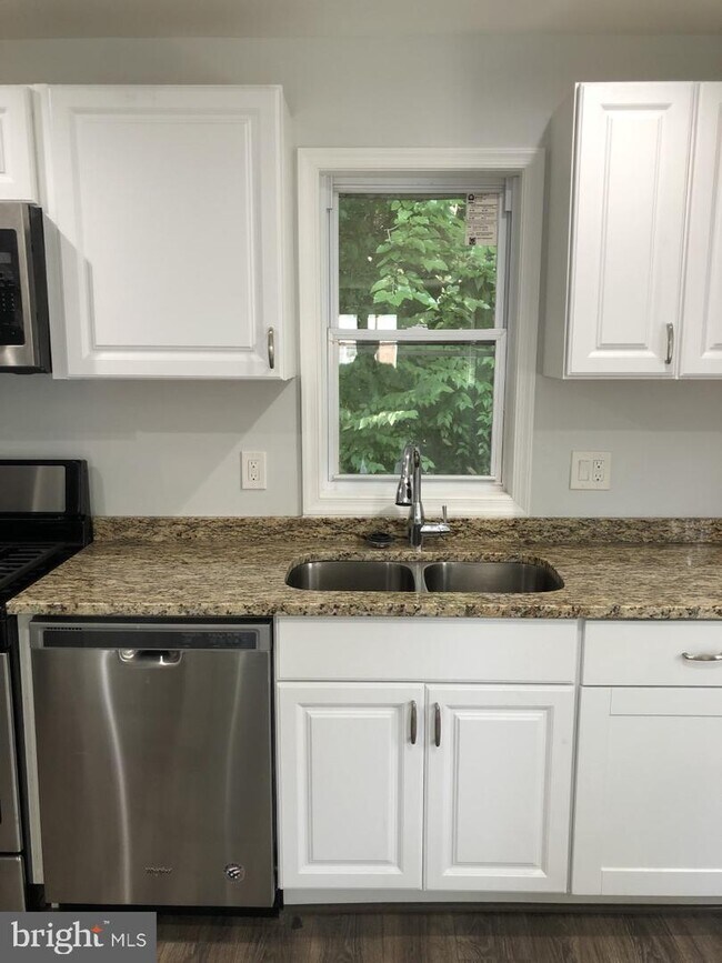 Foto del edificio - 5871 Blaine Dr