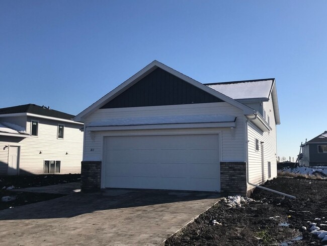 Building Photo - 811 Cathy Dr W