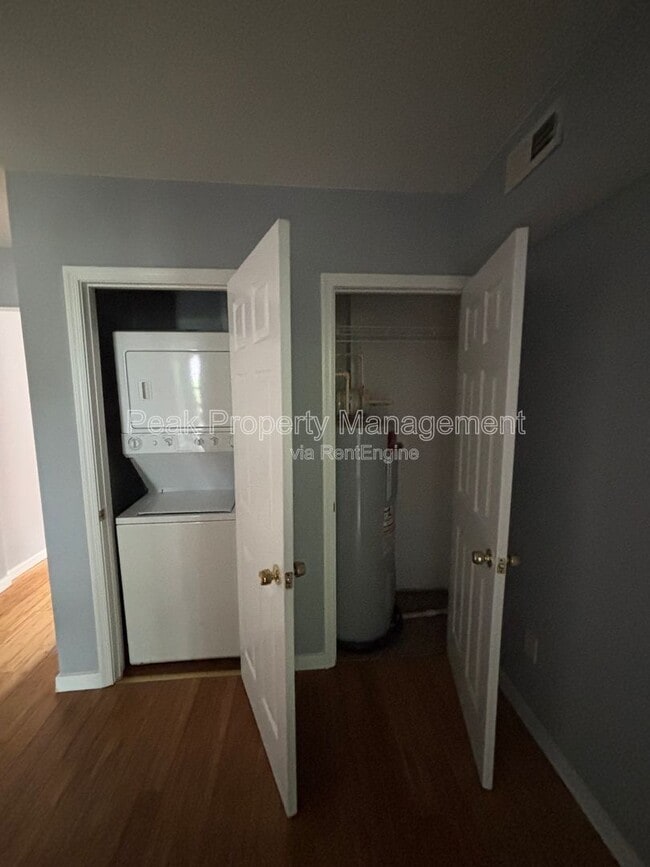 Photo - 2121 W Cary St Apartment