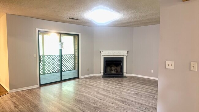 Building Photo - Spacious 2BR 2BA townhome in Village Creek!