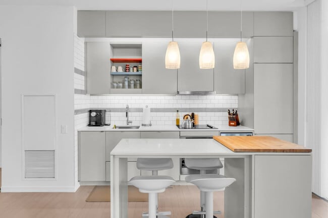 Building Photo - 101 Peter St