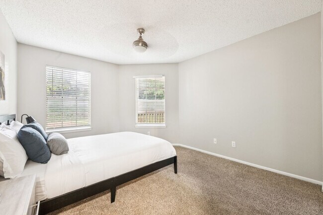 Building Photo - 3784 University Dr NW