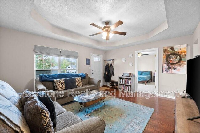 Foto del edificio - 223 Golden Pond Ave