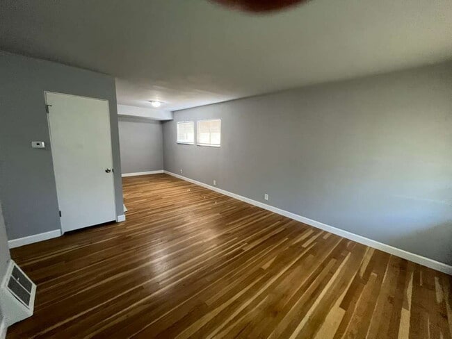 Foto del edificio - 3/1 on Spring Garden available 10/1/2026 - Beautiful inside + GARAGE