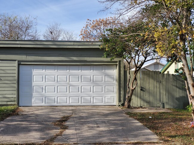 Foto del edificio - 7906 Falcon Ridge Dr