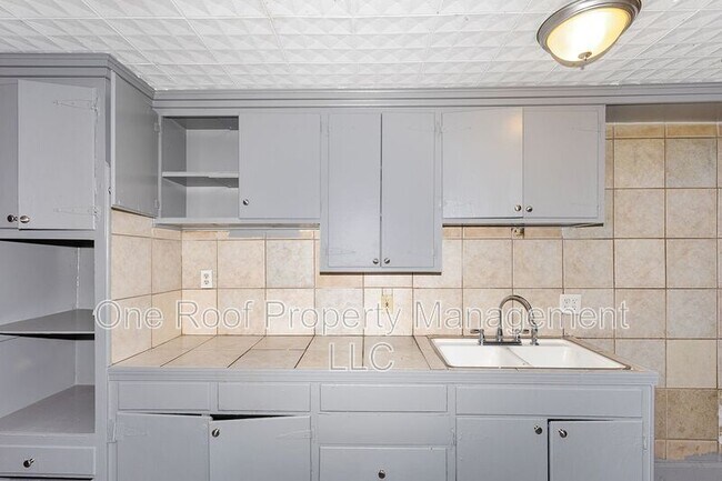 Foto del edificio - 3223 E 8th St