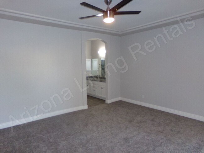 Foto del edificio - GORGEOUS 3 BEDROOM 2 BATHROOM HOME