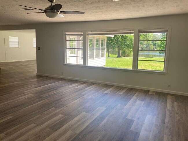 Foto del edificio - 17445 Pine Lake Rd