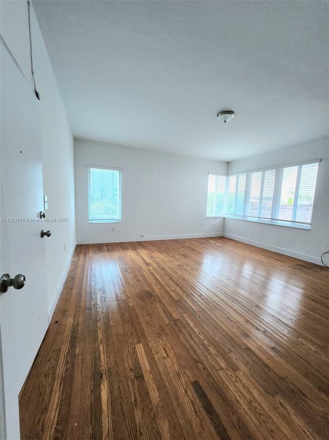 Foto del edificio - 7936 Harding Ave