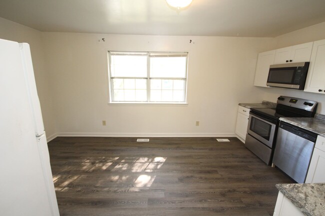 Building Photo - Freshly renovated 3 bedroom with bonus roo...