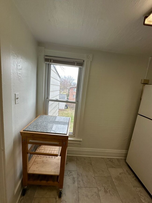 Building Photo - Royal Oak Triplex - Washington