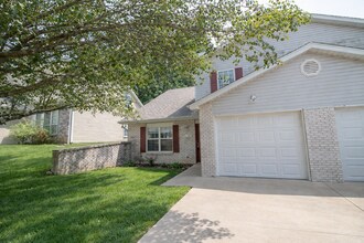 Building Photo - 5567-5569-5569 Pinehurst Ln