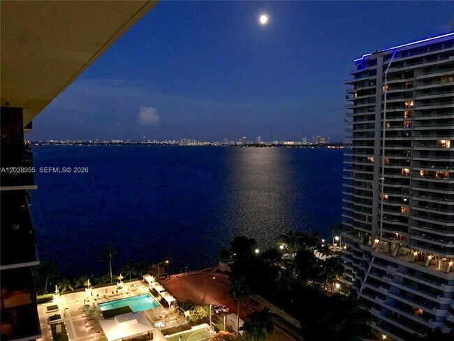 Foto del edificio - 600 NE 36th St