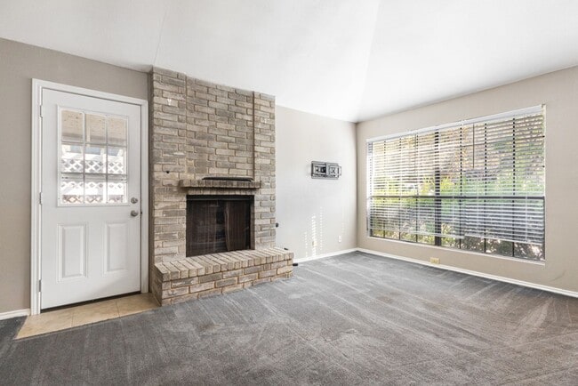 Building Photo - Charming Home Awaits: Spacious & Modern Living in a Prime Location