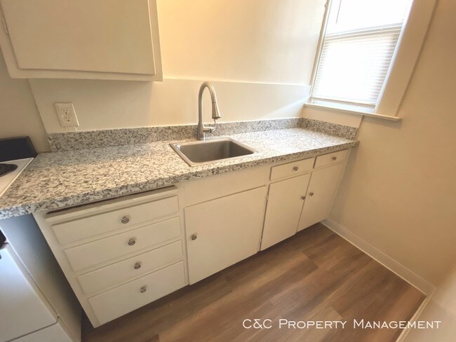 Building Photo - One Bedroom Apartment in South Salinas
