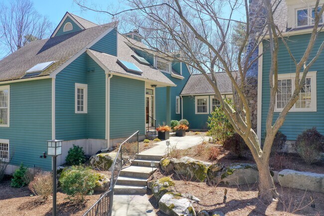 Foto del edificio - 13 Huckleberry Hill Rd