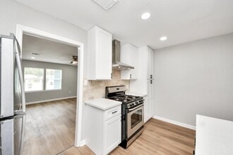 Building Photo - 710 Canary Cir