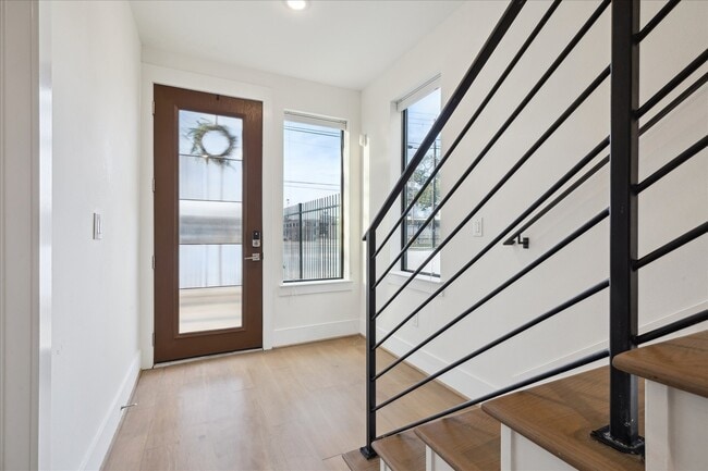 Foto del edificio - 2401 Crawford St