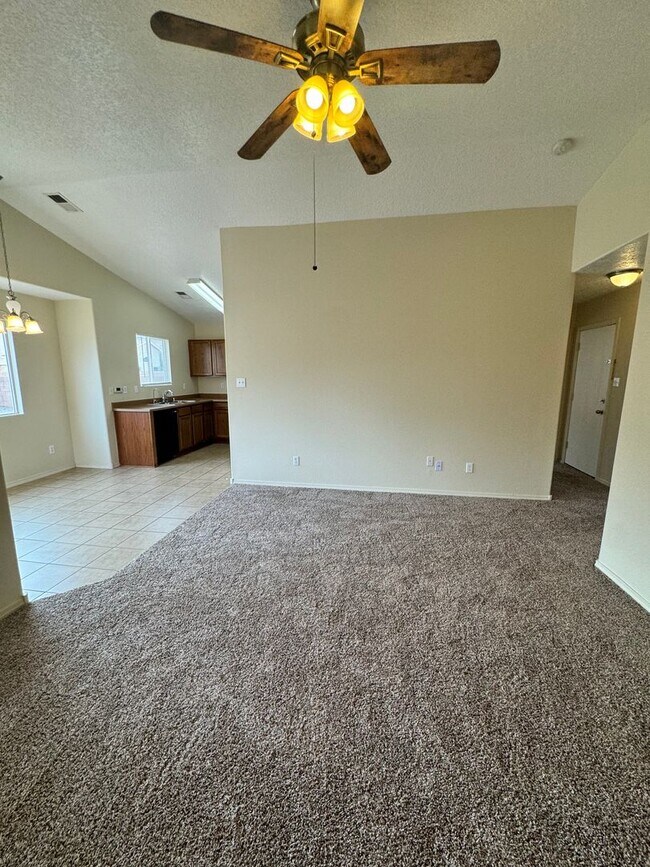 Foto del edificio - 3 bed 2 bath home in Huning Ranch New Pain...