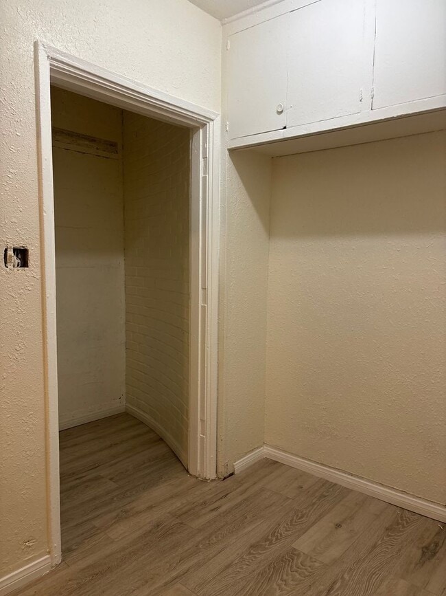 Building Photo - 1121 W Base Line St