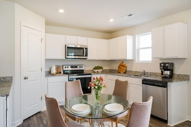 Building Photo - 684 Savanac St SE