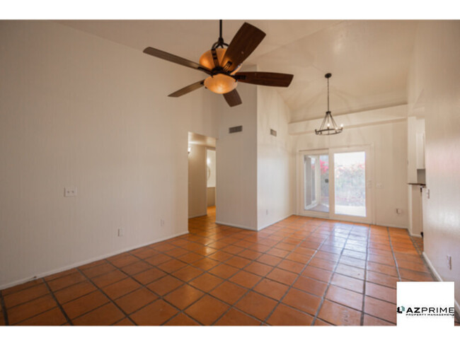 Building Photo - Step into this Stylish 2/1 Phoenix Townhouse