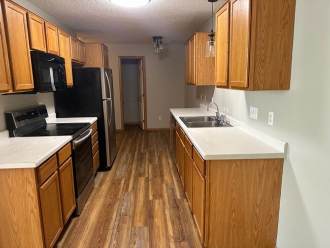Building Photo - 3 Bed/1.5 Bath Townhouse with Basement! Av...