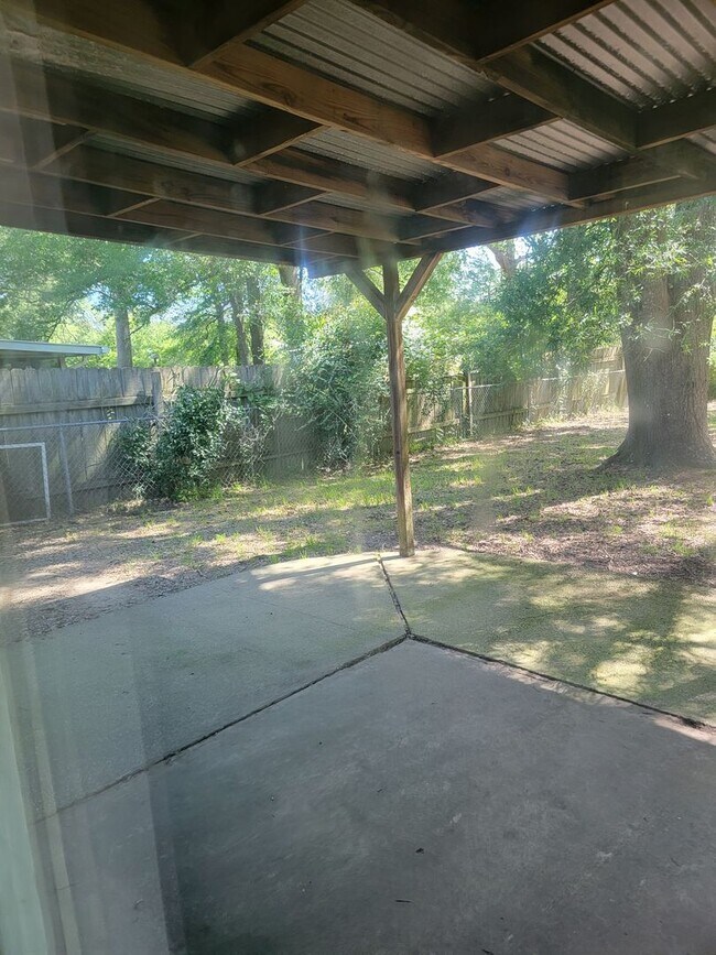 Building Photo - 3 bedroom 1.5 bathroom *1/2 Off 1st Month*