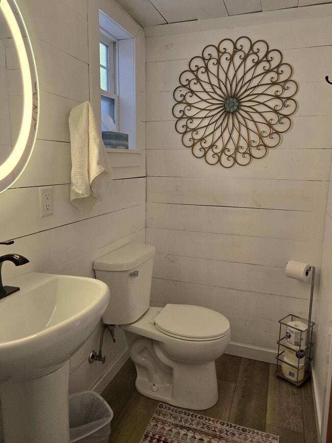 Building Photo - Forest Lake