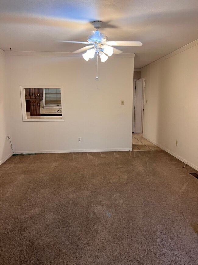 Building Photo - Gated community townhome!