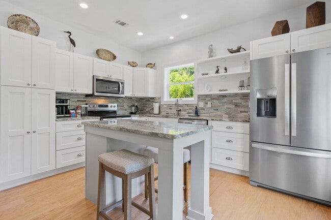 Foto del edificio - 111 Eleanor Ave