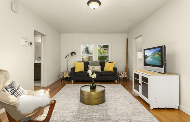 Foto del edificio - Charming Arbor Lodge Bungalow with Finishe...