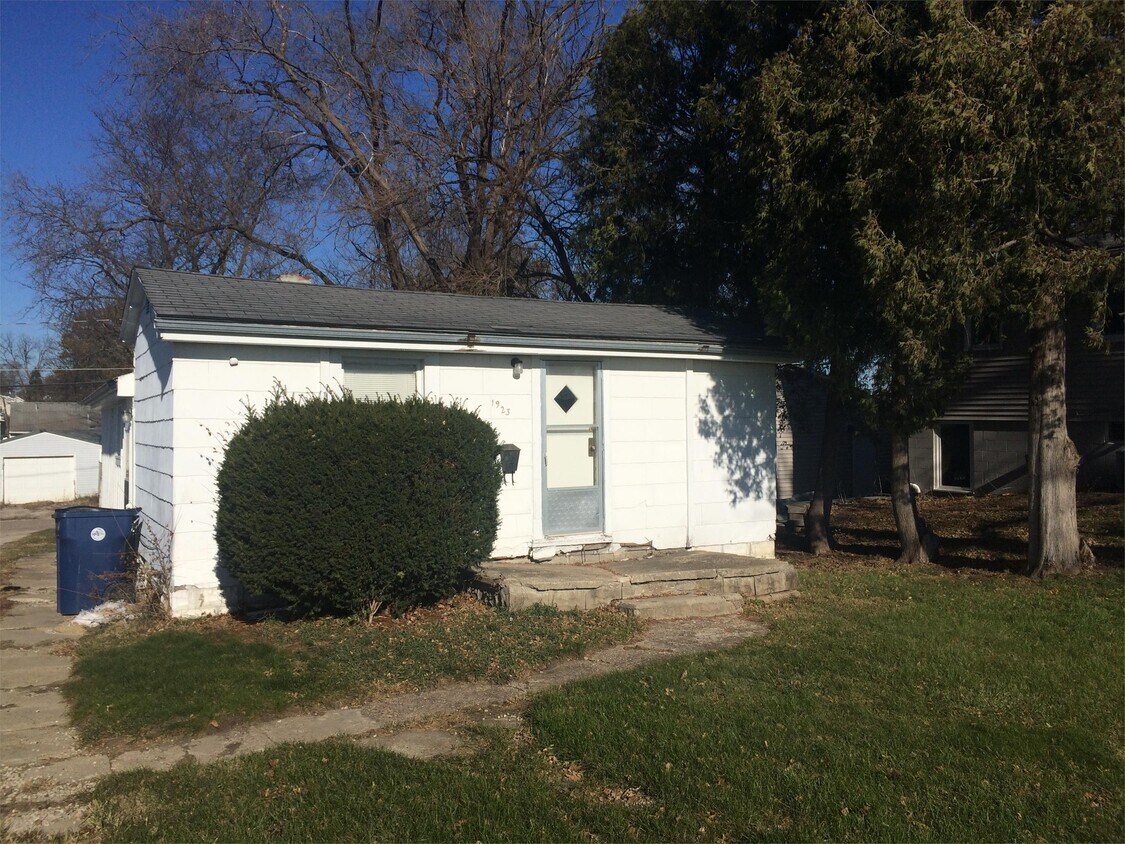 1923 E Ridgeway Ave, Waterloo, IA 50702 House Rental in Waterloo, IA