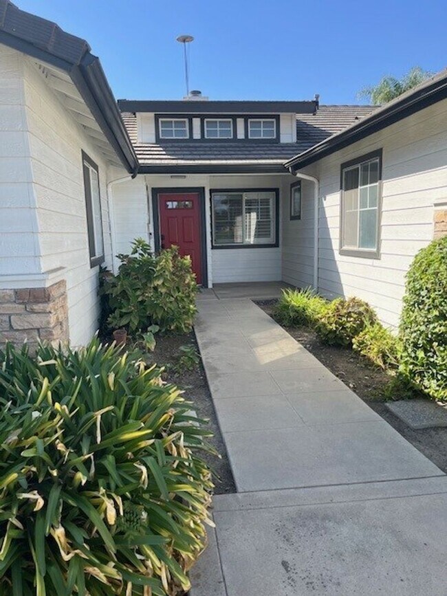 Foto del edificio - Available Now!