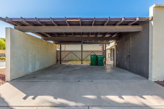 Building Photo - Renovated 3 bedroom available in Litchfiel...