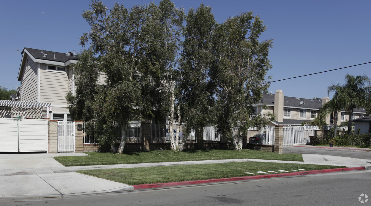 Building Photo - Courtyard Apartments