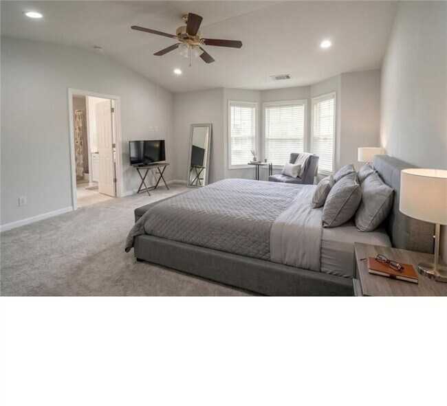 Building Photo - 6164 Thorncrest Dr