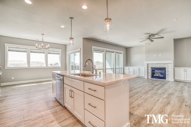 Building Photo - Stunning 5 Bed Richland Home with 3-Car Ga...