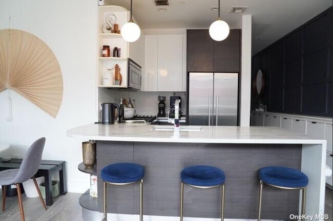 Foto del edificio - 1769 E 13th St