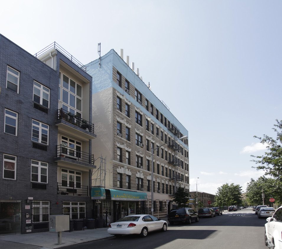 Building Photo - 400 Lorimer St