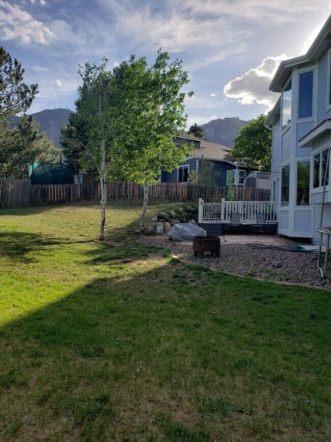 Foto del edificio - 6bed/4bath oversized 2 car garage fenced in back yard Cheyenne Mountain School District