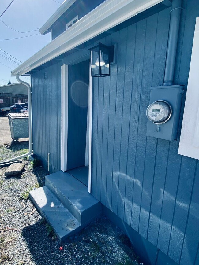 Building Photo - Newly Renovated Everett Apartment